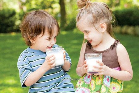 trẻ uống sữa dinh dưỡng có bị táo bón