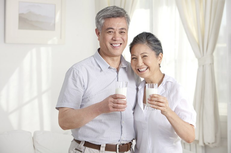 người cao tuổi nên dùng sữa gì